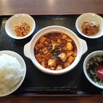今日海飯店 - 小鉢が二つも付いてお得なランチメニューです。小鉢は左側｢鶏肉の和え物｣右側｢レバーの炒め物｣でした。
