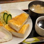 喫茶まつうら - モーニングセット(税込650円)
①トースト②ミニサラダ(千切り甘藍&胡瓜&CUT蜜柑)③目玉焼き④お味噌汁(玉葱&大根&榎茸&油揚げ&麩)
お飲み物《セットドリンク》①HOT珈琲
ホッコリする味わい