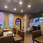 喫茶まつうら - 店内はブラウンベージュの天井と壁、木板張りの床、化粧板張りのテーブルとソファ椅子、窓にはレースカーテン、ダウンライトの照明器具、コンパクトな純喫茶といった雰囲気、BGMはオールドな洋楽