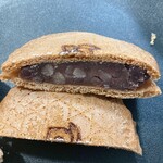 藤見屋 - 藤かさねのアップ。しっとりせんべいにねっとりあんこ