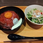 ローストビーフ星 - 料理写真:ローストビーフ丼(肉増し)プラスサラダセット