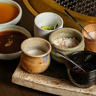 肉の旨みを引き出す、天然塩3種や特製タレを用意◎