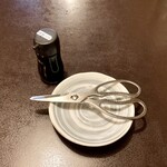 手打ちうどん　 いしづか - 出汁醤油、天婦羅を人数分に切る鋏、銘々皿。
