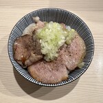 長男、もんたいちお - ミニチャーシュー丼（炙り）350円