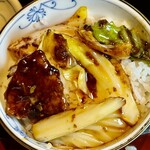 ライオン飯店 - お代わりのご飯の上に回鍋肉を載せて、どんぶりで。