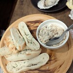 牡蠣小屋ろっこ - 燻製牡蠣クリームチーズパテ＆バケット
