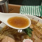 中華そば 政好 - 大量の鶏ガラメインに動物系と魚介系の旨味が複雑に折り重なった醤油スープ