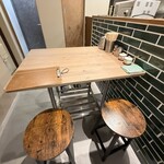 中華そば 政好 - 奥に4人掛けテーブル席が1卓