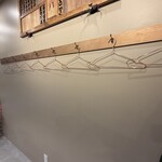 中華そば 政好 - 壁側にハンガー掛け