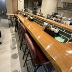 中華そば 政好 - 厨房向きL字カウンター12席②