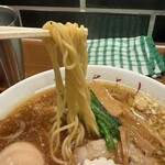 中華そば 政好 - 喉越しの良い浅草来集軒製麺所製の細ちょいウェーブ麺