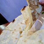 ビニタダイニング - チーズナン