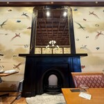 kinkei ラウンジ/ダイニング - 黒漆塗のマントルピース