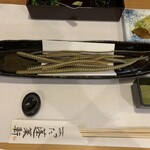 あつた蓬莱軒 - 骨せんべい。このお塩が合いました