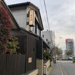 あつた蓬莱軒 - 駐車場で待ってる方結構いました