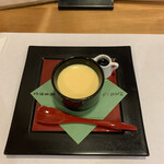 あつた蓬莱軒 - このプリン。脅威のおいしさです。このお店限定だったような覚えがあります。神宮店に行く方はぜひ