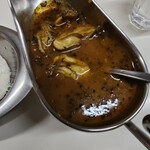 かれーの店 うどん  - スープカレーの下に沈んでいる牡蠣を少し引き揚げた。スープカレーの中には牡蠣７粒入っていた。