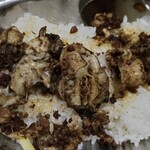 かれーの店 うどん  - 牡蠣を数えると､トッピングのライスの上には５粒｡