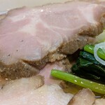 中華そばや 和凡 - 厚めのレアチャーシュー