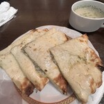 ベアフット カリー - バジルチーズナン