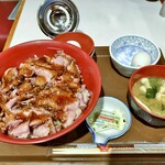すき家 - メガローストビーフ丼・おんたまセット(おんたま、味噌汁)