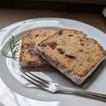 カワセミ珈琲店 - シュトーレン風バターケーキ 580円✨️スパイスやラム酒漬けのドライフルーツ、胡桃をまぜて焼き込まれたバターケーキ。香りも食感も良くて、とても美味しいです♪