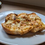 カワセミ珈琲店 - オニオングラタントースト850円✨️オニオングラタンスープをトーストで表現！とろとろの甘い玉ねぎにチーズたっぷりでコンソメ風味♡ありそうでなかった絶品トーストです。