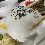焼きそばcafe　緒和里家　 - 【2025.12.11(木)】ランチセットのおにぎり