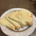 ベアフット カリー - チーズナン　はちみつ追加