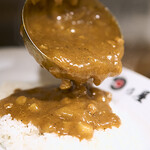 日乃屋カレー - 料理写真:カレールーをかけているシーン