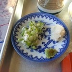 わたなべ - 薬味（水に晒していない葱、粗く下ろした辛味大根、山葵）