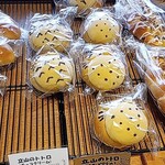 パン香房 ジャックと豆の木 - トトロパン お腹の●がカスタード、︽山型がチョコ。