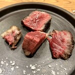 アラルデ - 上村牛リブロースロースト（左から骨回り、真ん中手前:外側脂と一緒に付いていた肉、奥:リブアイ、右:リブキャップ）