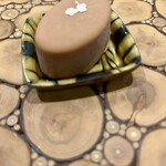 アラルデ - フォアグラのボンボンショコラアイスクリーム（フォアグラにシェリー酒のモスカテッロを加えヘーゼルナッツ風ミルクキャラメルチョコでコーティング+バスク産ミネラル塩）