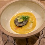 アラルデ - 栗かぼちゃとバターナッツかぼちゃのスープ　バスク産豚の血のソーセージ（モルシャージャ）+バスク産青唐辛子（ギンディージャ）