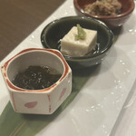一誠 - お通し（まぐろとゴーヤの焚き合わせ、豆乳豆腐、もずく酢）