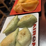 虎ノ門パイロン - ニラ餃子と辛餃子　焼き餃子の方がお気に入り
