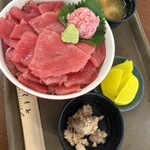 まぐろレストラン - たっぷり本鮪丼 1980円税込は 安い!! 鮪煮小鉢と お味噌汁付き。沢庵は無料!!
