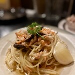 マチルダ - スモークサーモンときのこのレモンパスタ！サーモンとキノコ合うのね！レモン絞ってさっぱりと!!