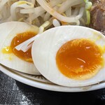ラーメン もっけだの - 『特製青唐味噌ラーメン』の味玉