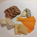 ブラッスリー エディブル - ワインがもっとの飲みたかったので単品追加のチーズ盛り合わせ笑