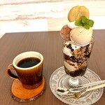 ファヴォリ - ホットコーヒーとマロンパフェ