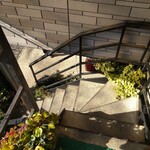 釜山 - こんな感じの階段を上がったところに店舗があります。