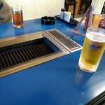釜山 - 小上がりのロースターのテーブル席につきました。写って無いけど真上に排煙設備もあります。