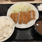 とんかつまるや - 料理写真:ロースカツ定食800円+ご飯大盛50円