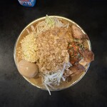 RAMEN HITONI YASASHIKU - 【国産豚ラーメンtp全マシ×ニラ辛sv味付玉子】
