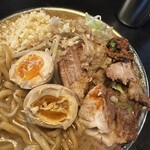 RAMEN HITONI YASASHIKU - 【国産豚ラーメン＝tp全マシ×ニラ辛sv味付玉子】