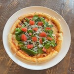 ナチュラルフーズ柳島キッチン - 季節のピザ。秋冬は「茅ヶ崎ロココトマトとローストビーフのピザ」（1,760円）