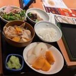 松島センチュリーホテル - 夕食　ビュッフェにはご飯やおかず、芋煮、果物、デザート