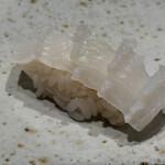 日本料理 「風花」 コンラッド東京 - 最初の一貫。繊細な飾り包丁が入ったイカ。